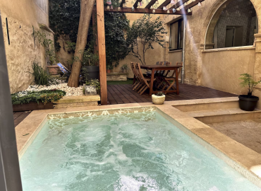 Cour spa chauffé le Spacieux location saisonnière Aix-en-Provence